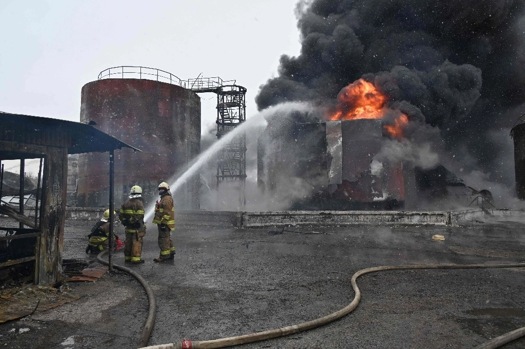 El personal de emergencia ucraniano rocía agua para extinguir las llamas después de que estallara un incendio en el lugar de un ataque con drones en Kharkiv, el 10 de febrero de 2024. Foto Afp