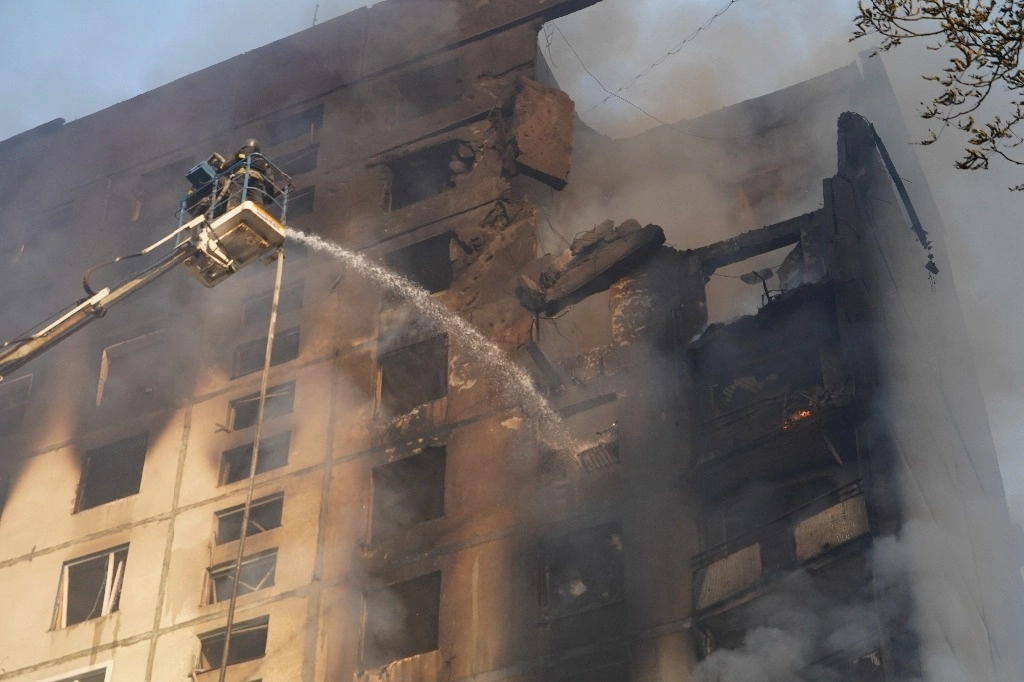Los bomberos apagaron el incendio después de que una bomba aérea guiada por Rusia impactara en un edificio de apartamentos en Járkov, Ucrania, el 30 de agosto de 2024. Foto Ap