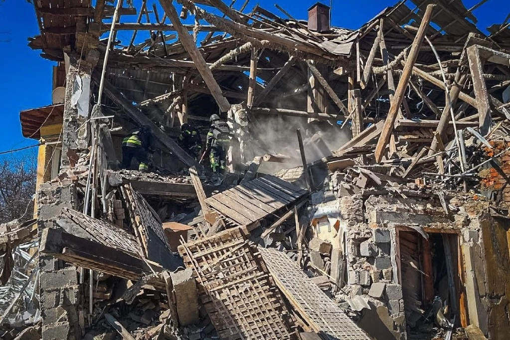 Rescatistas trabajan en la zona de impacto de un misil ruso en Mykolaivka, región de Donetsk, Ucrania, el 28 de marzo de 2024. Foto Afp