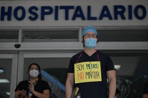 En la ciudad de Panamá, trabajadores del hospital Arnulfo Arias Madrid protestan por la falta de insumos médicos para prevenir el contagio de coronavirus. Foto Afp
