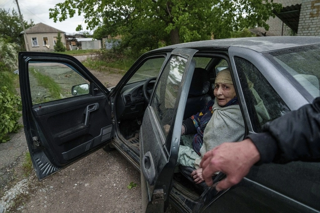 La ofensiva rusa en Járkov, Ucrania, obligó la evacuación de casi dos mil personas, en su mayoría, adultos mayores, el 11 de mayo de 2024. Foto Ap   