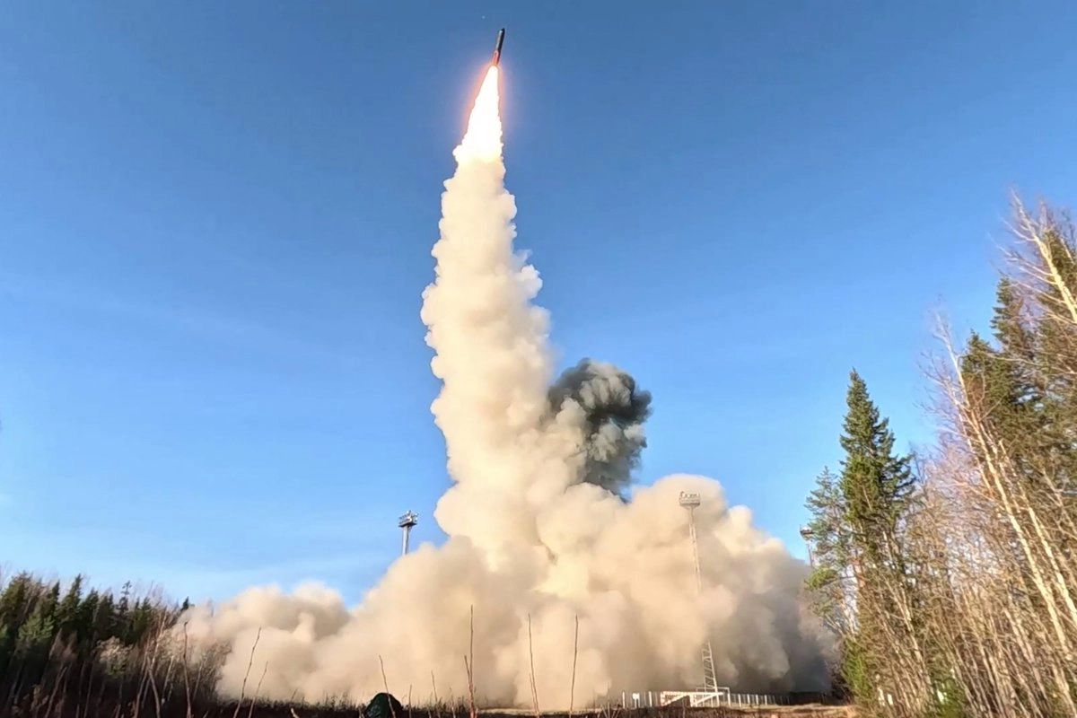 Lanzamiento de un misil balístico intercontinental Yars en el campo de pruebas de Plesetsk, en el norte de Rusia, durante ejercicios de las fuerzas nucleares del país, el 22 de octubre de 2025. Foto  