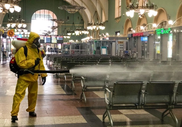 Desinfección de la estación de trenes de Kazan, en Moscú, Rusia. Foto Ap