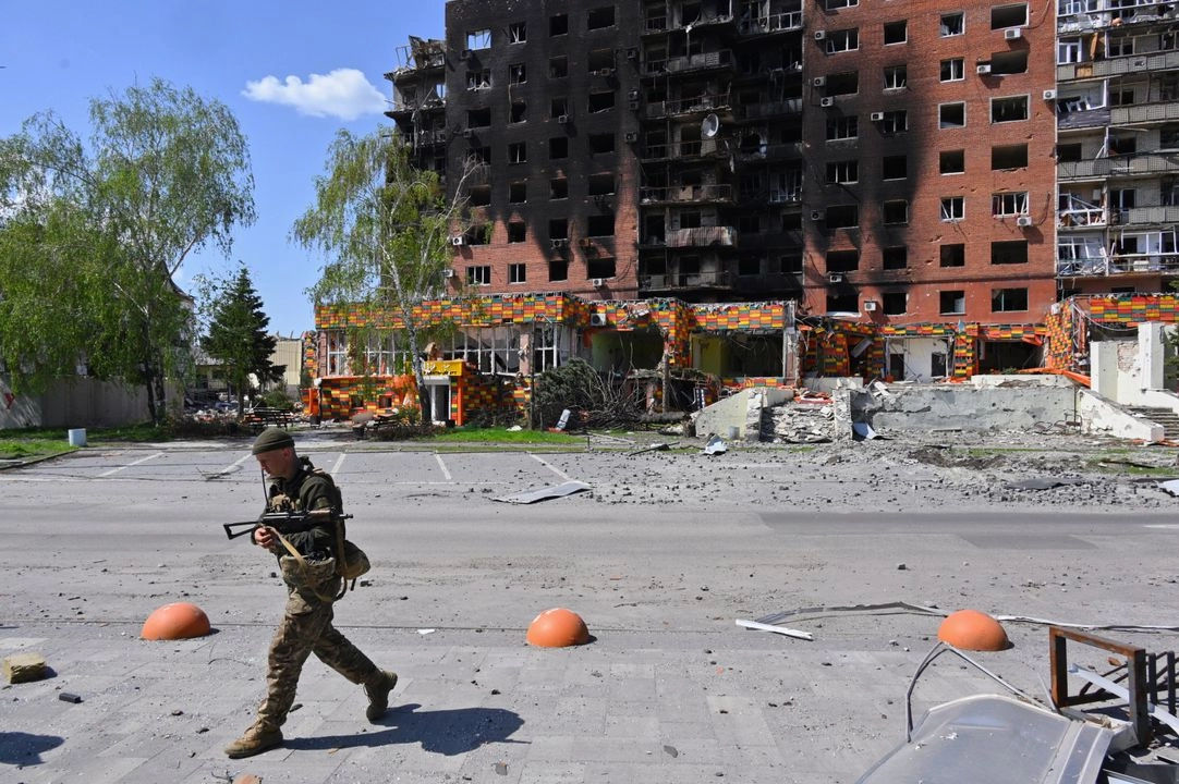 Soldado ucranio camina en calles del centro de Pokrovsk, escenario de los combates más intensos contra las tropas rusas en la región de Donetsk, Ucrania, el miércoles 23 de abril de 2025. Foto  