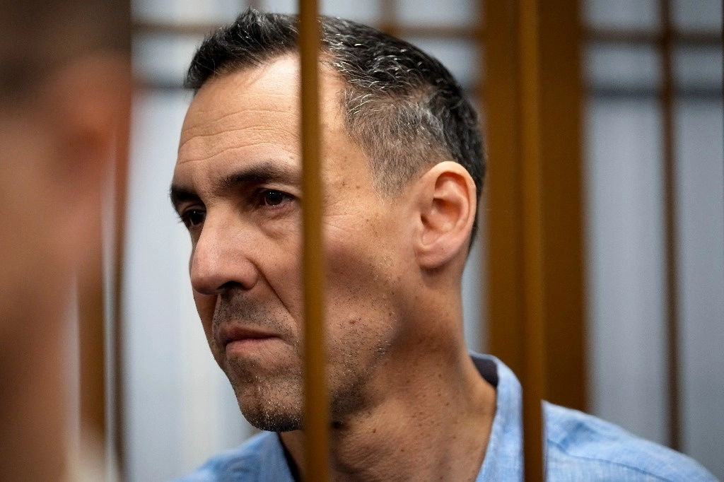 El francés Laurent Vinatier (centro) en una celda mientras es declarado culpable de recopilar información militar y recibe una sentencia a tres años de prisión, en el Tribunal de Distrito de Zamoskvoretsky en Moscú, Rusia, el 14 de octubre de 2024. Foto Ap
