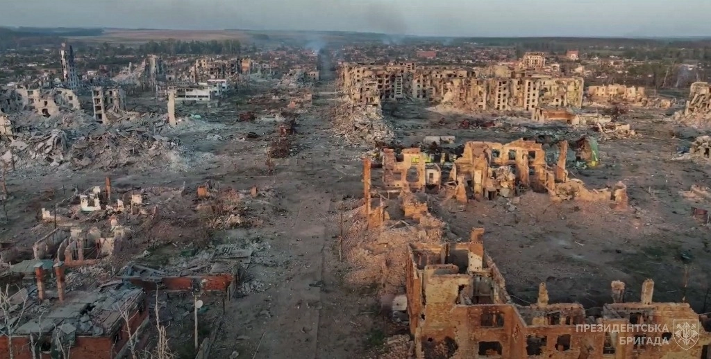 Esta reciente fotografía sin fecha, publicada por la Brigada Presidencial de las Fuerzas Armadas de Ucrania el 5 de septiembre de 2024, muestra las ruinas de la ciudad ucraniana de Vovchansk, en la región de Kharkiv, ubicada aproximadamente a cinco kilómetros de la frontera estatal con Rusia. Foto Afp/ Archivo 