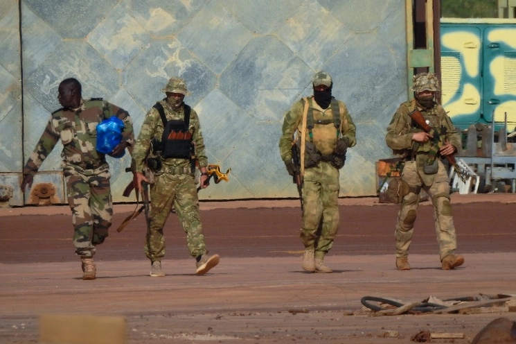 Esta fotografía sin fecha proporcionada por el ejército francés muestra a tres mercenarios rusos en el norte de Mali. Foto Ejército francés vía Ap / Archivo