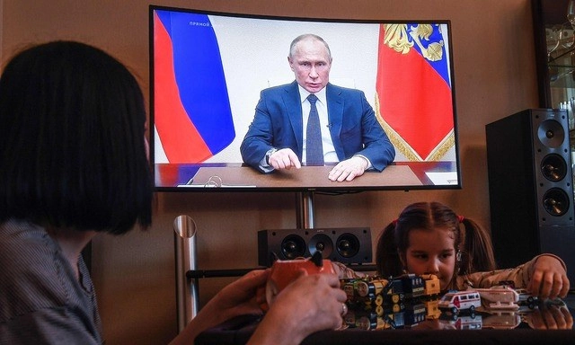 El presidente ruso, Vladimir Putin, declaró que los rusos deben abstenerse de ir al trabajo todo el mes de abril. Foto Afp 