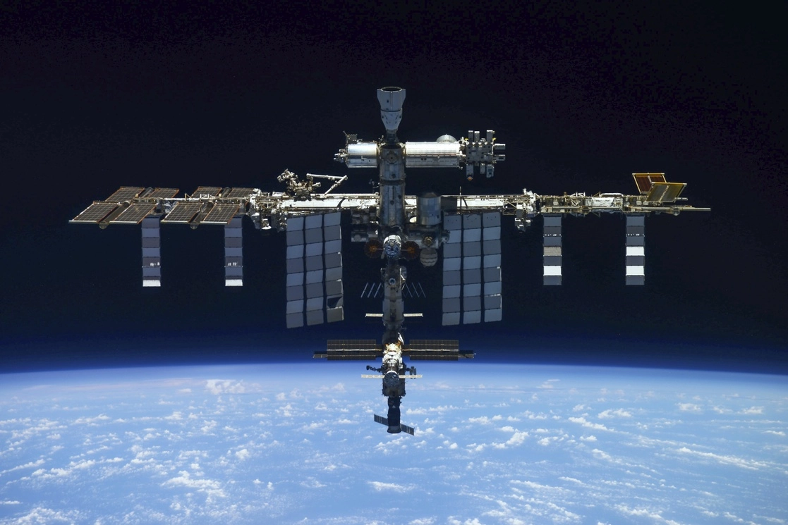 La Estación Espacial Internacional, captada por la tripulación de una nave espacial rusa 'Soyuz MS-19' después de desacoplarse de la estación, el 30 de marzo de 2022. Foto Servicio de Prensa de la Agencia Espacial Roscosmos vía Ap
