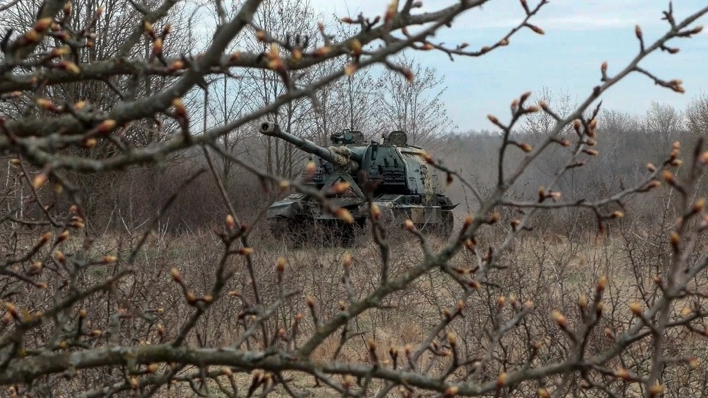 Un tanque autopropulsado Msta-S de 152,4 mm del ejército ruso se mueve hacia una posición cerca de la frontera con Ucrania en la región rusa de Belgorod, el 9 de abril de 2024. Foto Ap