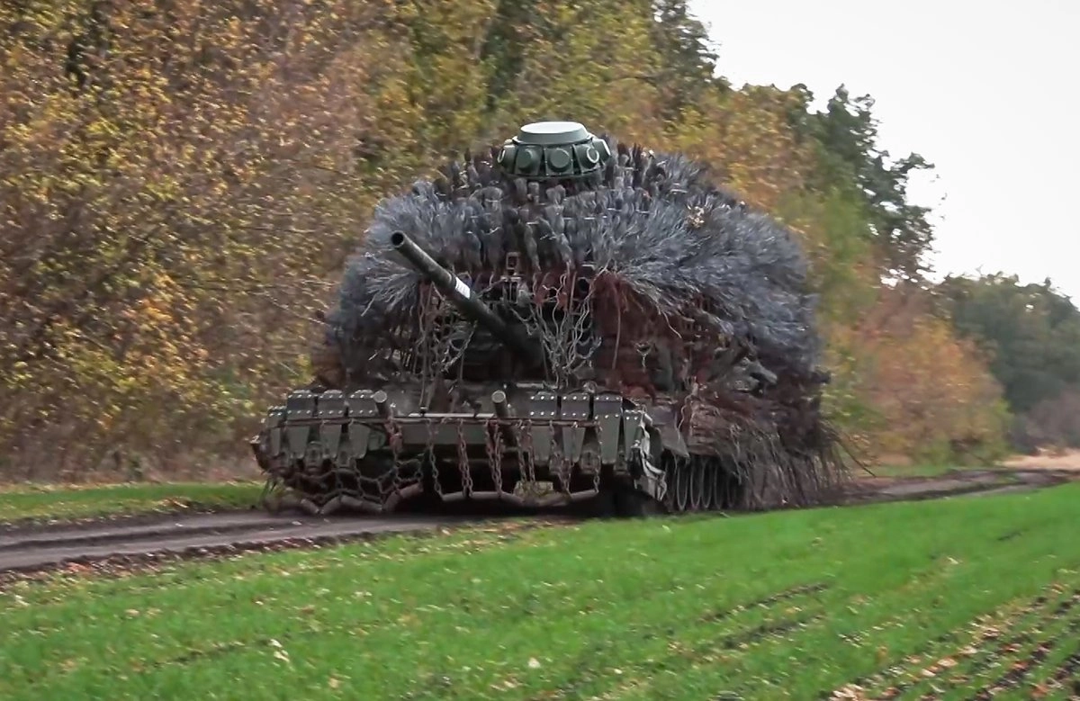 Tanque ruso avanza para disparar hacia posiciones en Ucrania no reveladas.
