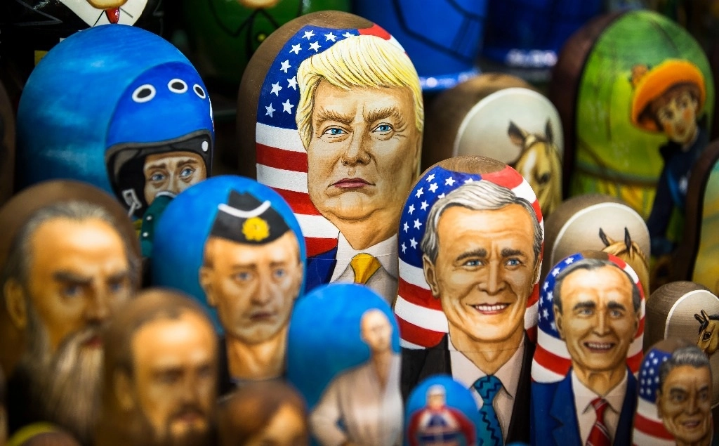 ‘Matryoshkas’, muñecas de madera tradicionales rusas, incluida una del presidente de Estados Unidos, Donald Trump (arriba), se exhiben a la venta en Moscú, Rusia. Foto Ap / Archivo