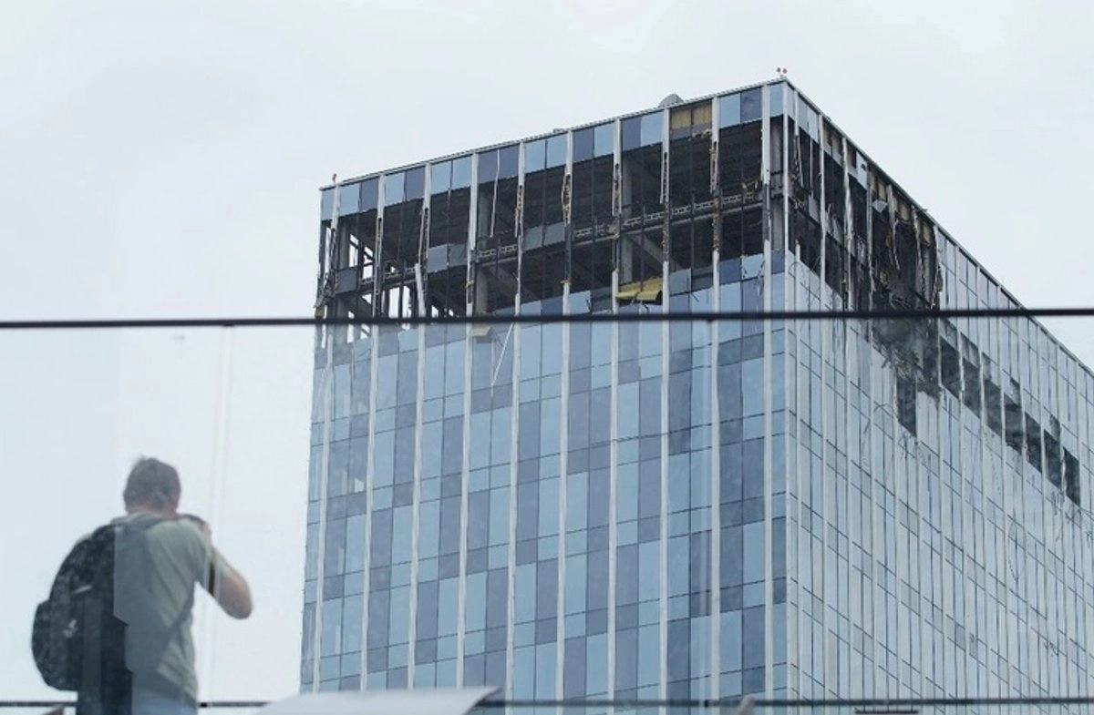 Edificio dañado en Moscú tras un ataque de drones. 