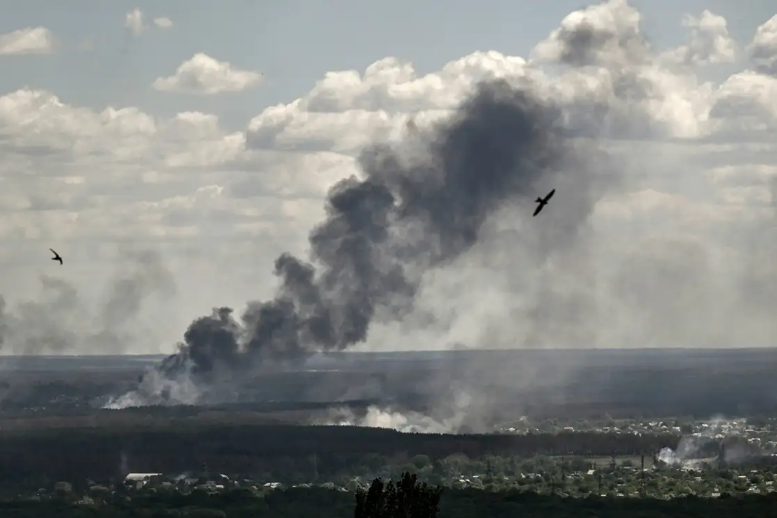 Columnas de humo y polvo se levantan sobre la ciudad de Severodonetsk, durante los combates entre tropas rusas y ucranias este martes 7 de junio de 2022. Foto Afp