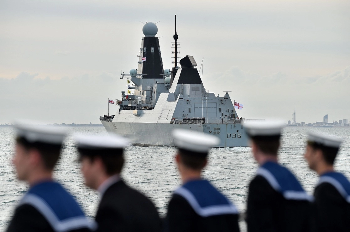 El destructor misilístico británico Defender durante la ceremonia en honor del Día D, el 5 de junio de 2019. Foto Afp 