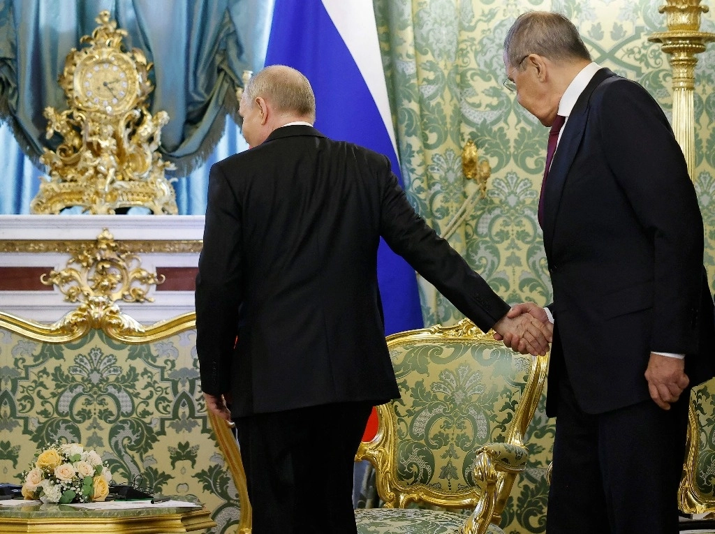 El presidente ruso Vladimir Putin da un apretón de manos al canciller Sergei Lavrov, el 9 de mayo pasado en Moscú. Foto Afp 
