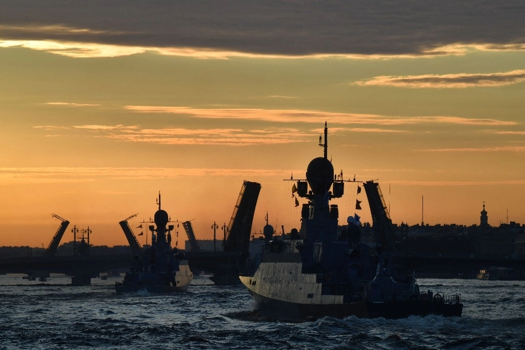 Buques de guerra rusos navegan en el río Neva en San Petersburgo, el 16 de julio de 2024. Foto Afp