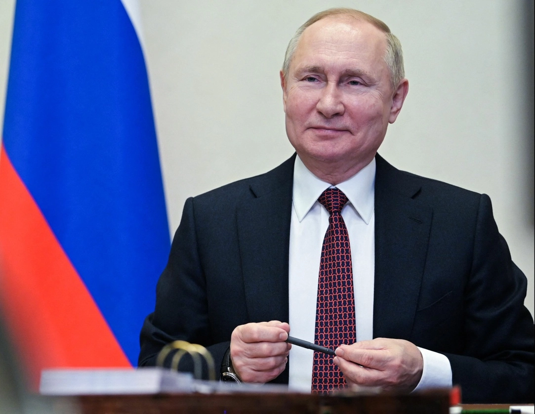 El presidente ruso, Vladimir Putin, se reúne con miembros del equipo nacional de Rusia antes de los Juegos Olímpicos de Invierno de Beijing 2022, a través de una videoconferencia en la residencia estatal de Novo-Ogaryovo. Foto Afp