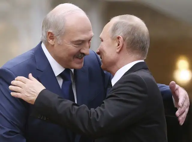El presidente ruso Vladimir Putin quiso que se leyera entre líneas que no está dispuesto a salvar a cualquier precio a su par bielorruso Vladimir Lukashenko, pero tampoco permitirá que Bielorrusia rompa con Rusia. Foto Ap 