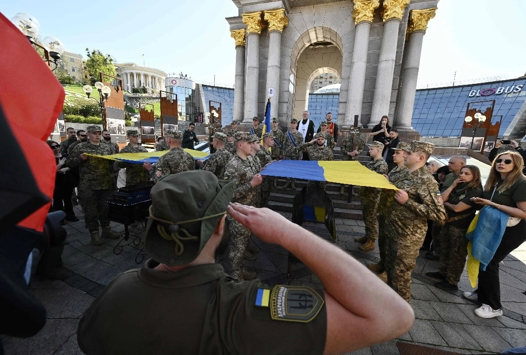Honores a soldados ucranios que fallecieron en combate en la región de Donetsk. La imagen, en la Plaza de la Independencia en Kiev, el 9 de abril de 2024. Foto Afp