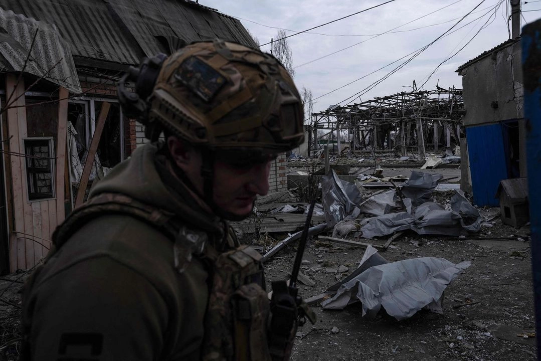 Un soldado ucraniano recorre los escombros en una zona abandonada de Pokrovsk, región de Donetsk, el 13 de marzo de 2025. Foto 