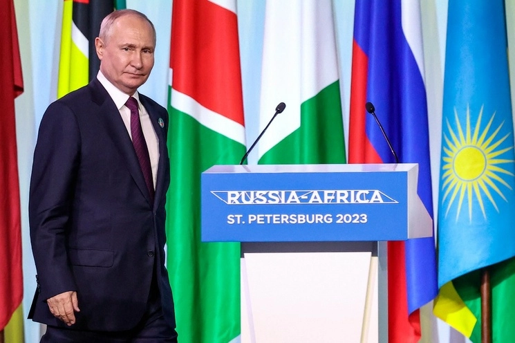 El presidente ruso, Vladimir Putin, camina para hacer un comunicado de prensa en la Cumbre Rusia-África en San Petersburgo, Rusia, el viernes 28 de julio de 2023. Foto Ap