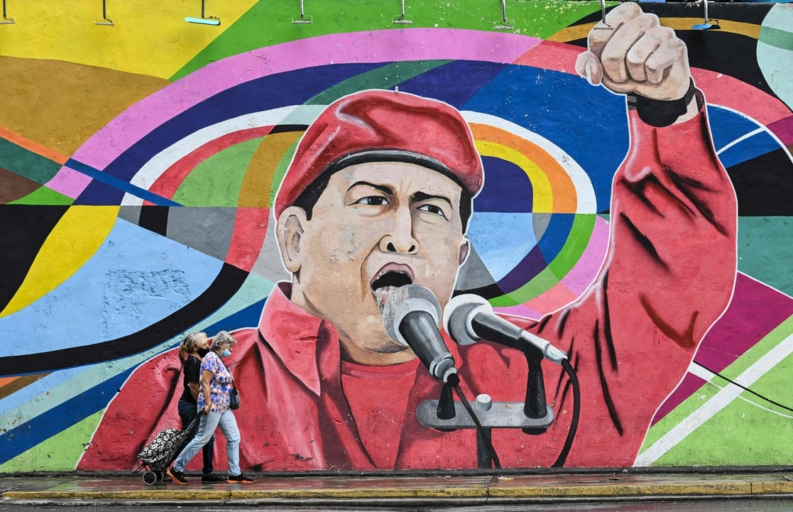 Mural del difunto presidente venezolano Hugo Chávez (1954-2013), en Caracas, el 3 de agosto de 2022. Foto Afp