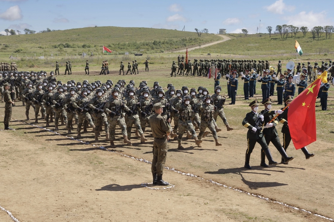 Tropas chinas marchan durante el ejercicio militar Vostok 2022 en un campo de tiro en el extremo oriente ruso, el 31 de agosto de 2022. Foto Servicio de Prensa del Ministerio de Defensa de Rusia vía Ap