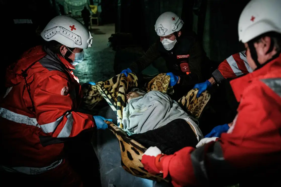 La Cruz Roja de Ucrania traslada a una anciana hacia un búnker en la ciudad de Severodonetsk. Foto Afp