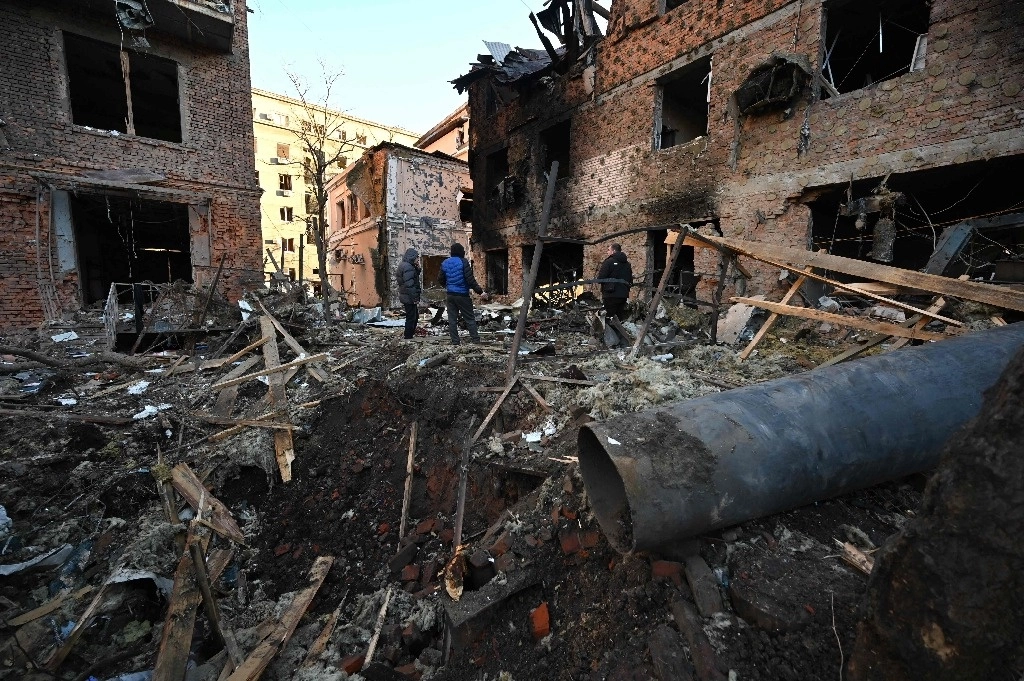 El ataque con drones rusos en Jarkiv, Ucrania, impactó edificios de departamentos. Foto Afp 
