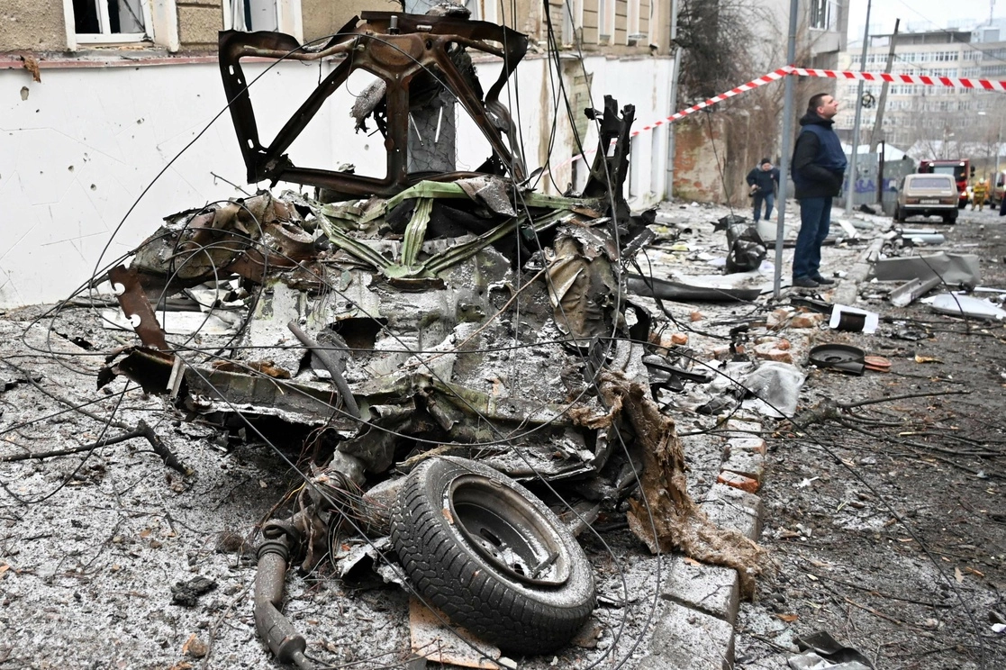 Vehículo impactado por misiles rusos en Járkov, Ucrania. Foto Afp / Archivo