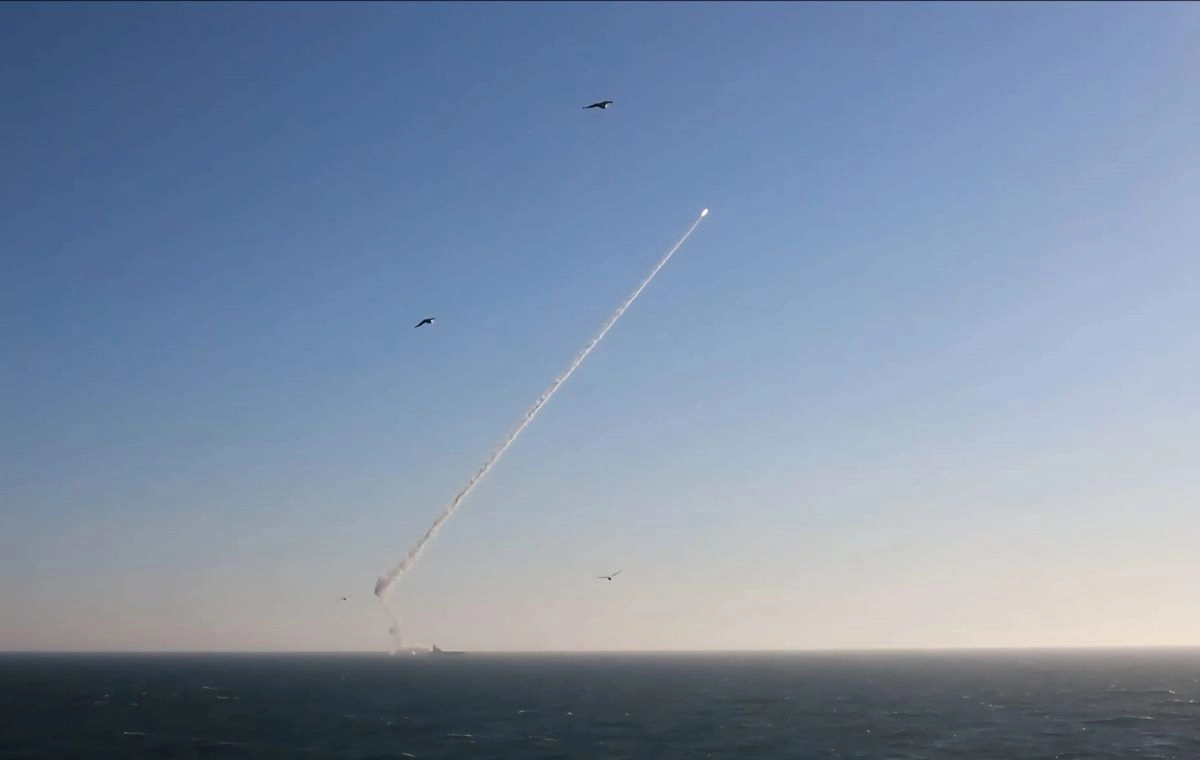 Rusia lanza el misil hipersónico Zircon durante unas maniobras militares conjuntas con Bielorrusia; el proyectil fue dirigido a un objetivo en el mar de Brents. Foto 

