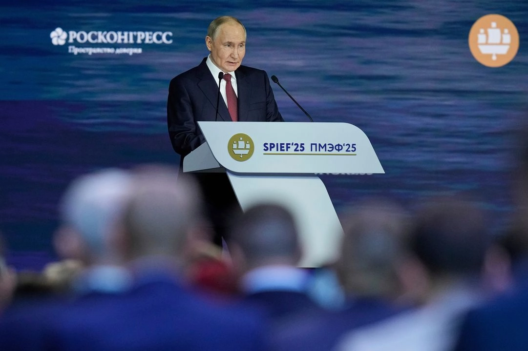 El presidente ruso, Vladímir Putin, se dirige a una sesión plenaria del Foro Económico Internacional de San Petersburgo, Rusia, el 20 de junio de 2025. 
