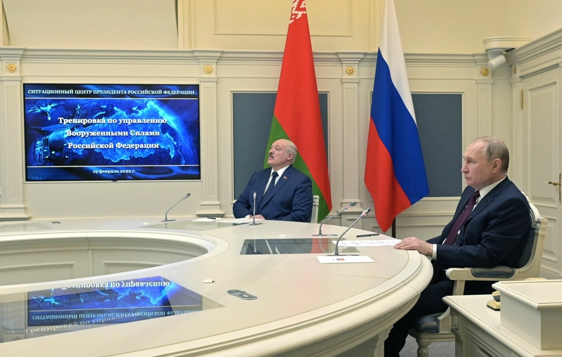  El presidente de Bielorrusia, Alexander Lukashenko, y el presidente de Rusia, Vladimir Putin, observan los ejercicios militares, el 19 de febrero de 2022. Foto Afp
