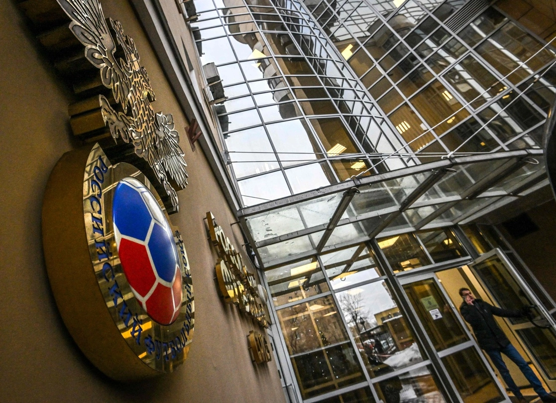 La Federación Rusa de Futbol no llevó a cabo su amenaza de abandonar la UEFA y anunció que deseaba crear un grupo de trabajo con la institución europea para organizar el regreso a las competiciones internacionales. Foto Afp / Archivo