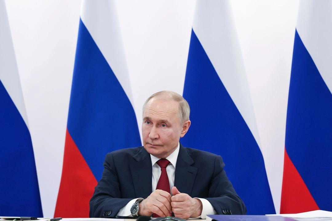 El presidente ruso, Vladimir Putin, asiste a una reunión del consejo directivo de la Fundación Talento y Éxito en el Parque Sirius de Ciencia y Arte, tras su conversación telefónica con el presidente estadounidense, Donald Trump, a las afueras de Sochi, Rusia, el lunes 19 de mayo de 2025.