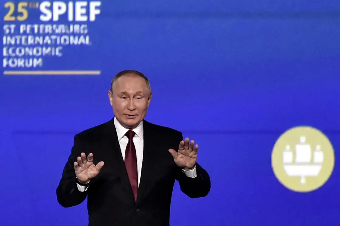 El presidente ruso, Vladimir Putin, hoy en la sesión plenaria del Foro Económico Internacional de San Petersburgo. Foto Afp 