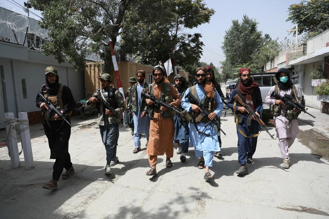 Combatientes talibanes recorren calles en el barrio de Wazir Akbar Khan en Kabul, capital de Afganistán. Foto Ap