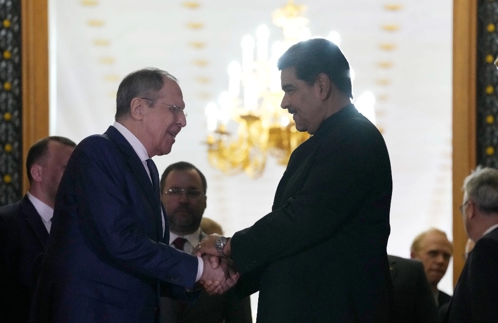 El presidente de Venezuela, Nicolás Maduro, le da la mano al ministro de Relaciones Exteriores de Rusia, Sergei Lavrov, después de una reunión en el Palacio Presidencial de Miraflores en Caracas, Venezuela, el martes 18 de abril de 2023. Foto Ap