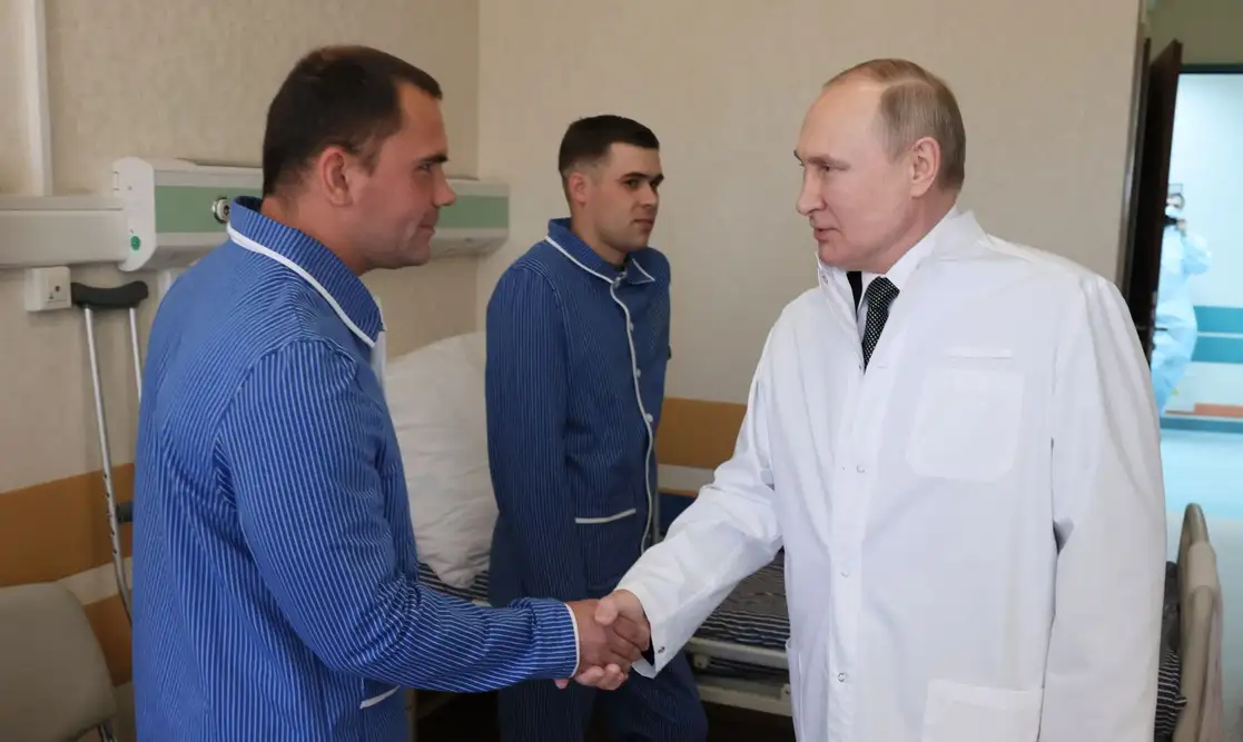 El presidente ruso, Vladimir Putin visita soldados heridos durante una operación en Ucrania, en un hospital de Moscú, el 25 de mayo de 2022. Foto Afp