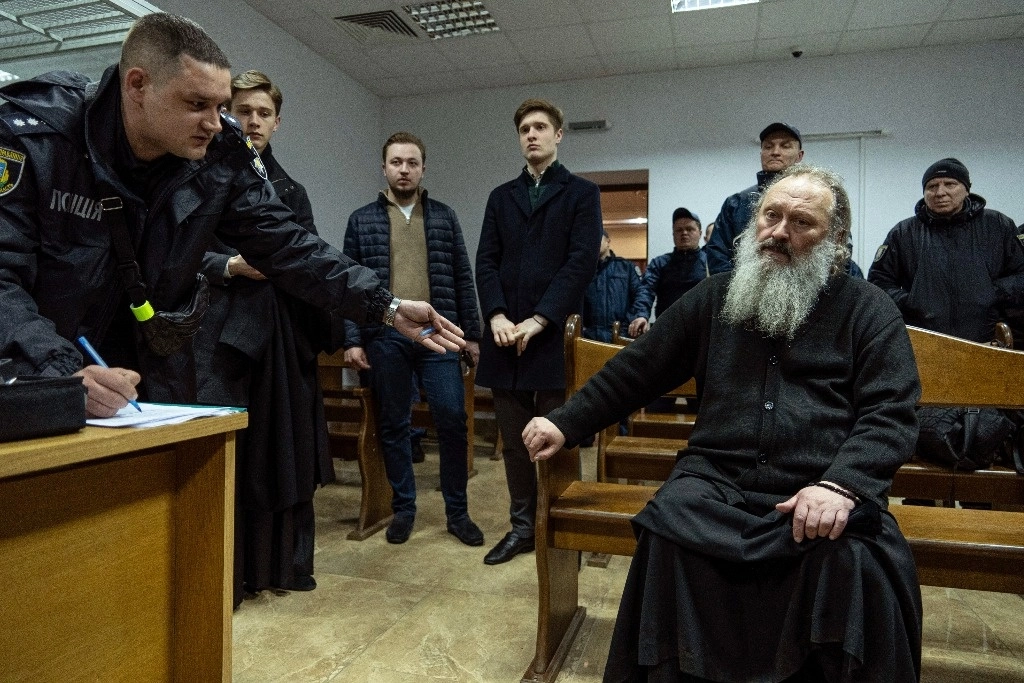 Pavlo, el abad del monasterio Kiev Pechersk Lavra, fue puesto bajo arresto domiciliario ayer. La principal agencia de seguridad de Ucrania lo acusó de justificar la invasión rusa, un delito penal.Foto Ap 
