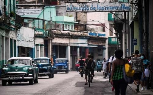 Tranquilidad ayer en calles de La Habana. El gobierno de la isla anunció varias medidas para hacer frente a la crisis. Foto Afp