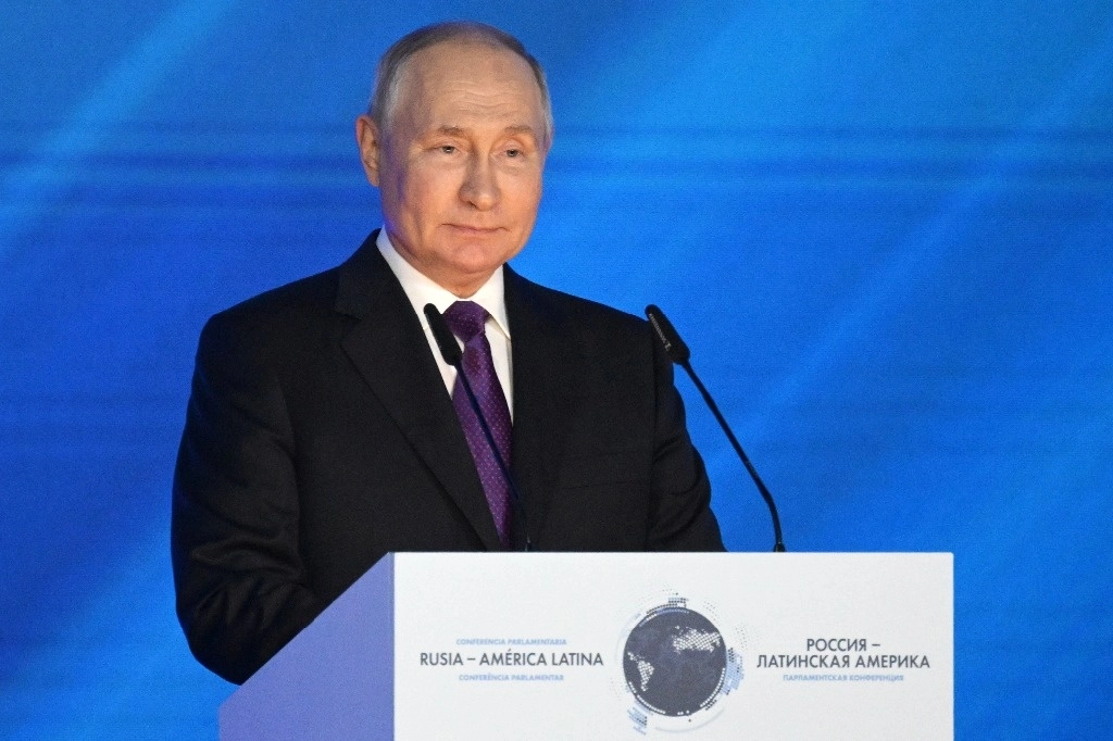Vladimir Putin, presidente de Rusia en la primera conferencia parlamentaria “Rusia-América Latina”, en Mosú, Rudia. Foto Ap