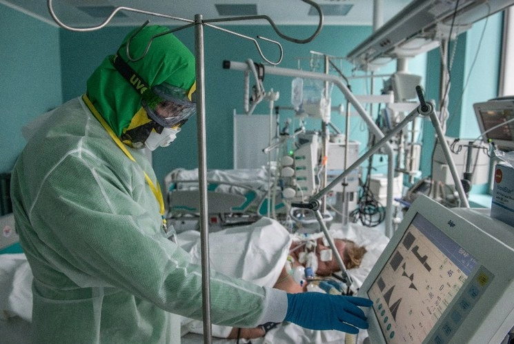 Un trabajador de la salud cuida a un paciente que padece Covid-19 en una unidad de cuidados intensivos, en el Centro Nacional de Investigación Médica para Endocrinología en Moscú, Rusia. Foto Xinhua