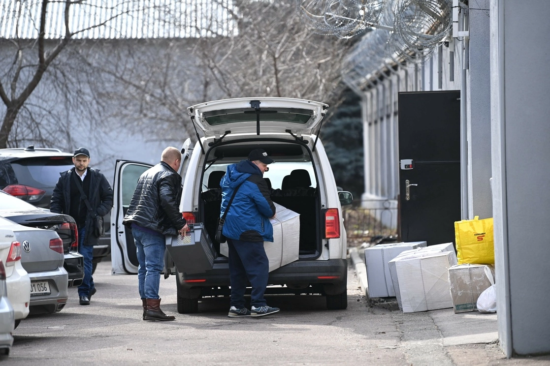 Rusia ordenó el retiro de sus trabajadores diplomáticos de su embajada en Kiev, Ucrania, el 23 de febrero de 2022. Foto Afp