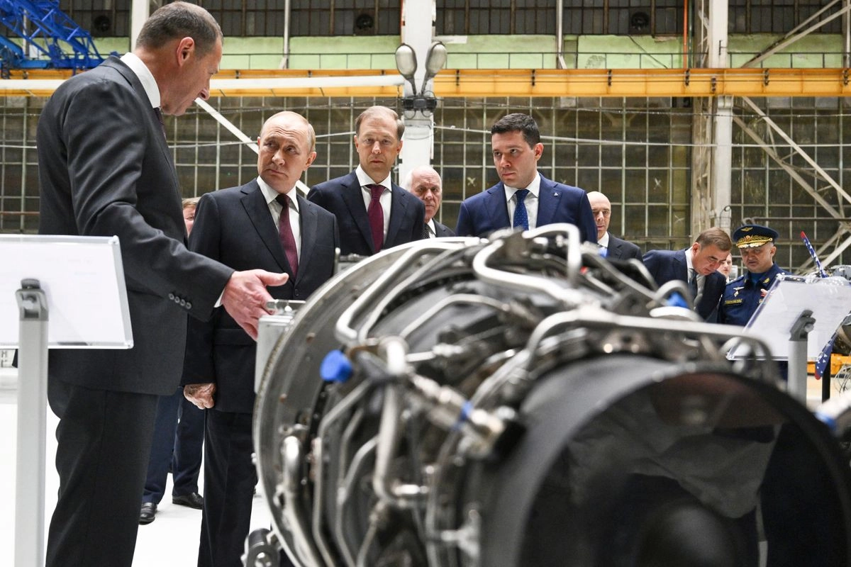 El presidente ruso, Vladimir Putin, durante su visita a la Oficina de Diseño Kuznetsov, una instalación de motores de aviación en Samara. Foto 
