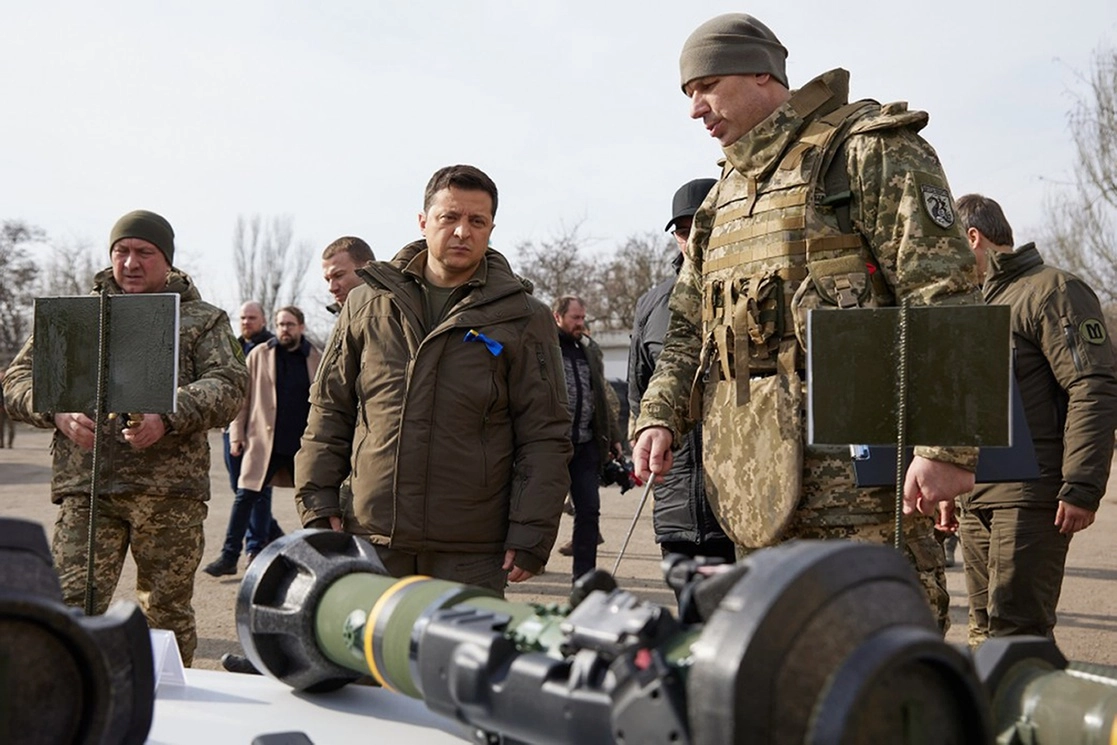 El presidente ucranio, Volodymir Zelensky, centro, inspeccionó ayer maniobras con armas durante una visita a la guardia costera en Mariupol, en las región de Donetsk, en el este de la nación euroasiática. Foto Oficina de prensa Ucrania vía Ap
