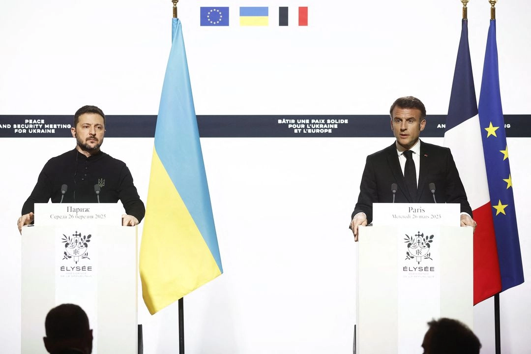 El presidente francés, Emmanuel Macron, y su contraparte ucrania, Volodymir Zelensky, ofrecen una conferencia de presan en el Palacio Eliseo en París, Francia, el 26 de marzo de 2025. Foto  