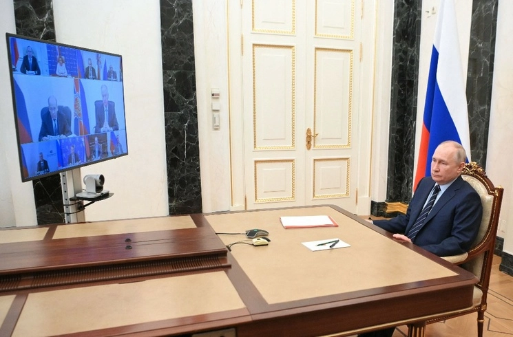 El presidente ruso, Vladimir Putin dijo que su país "se reserva el derecho de acciones recíprocas" si es que Ucrania usa bombas de racimo. Foto Afp