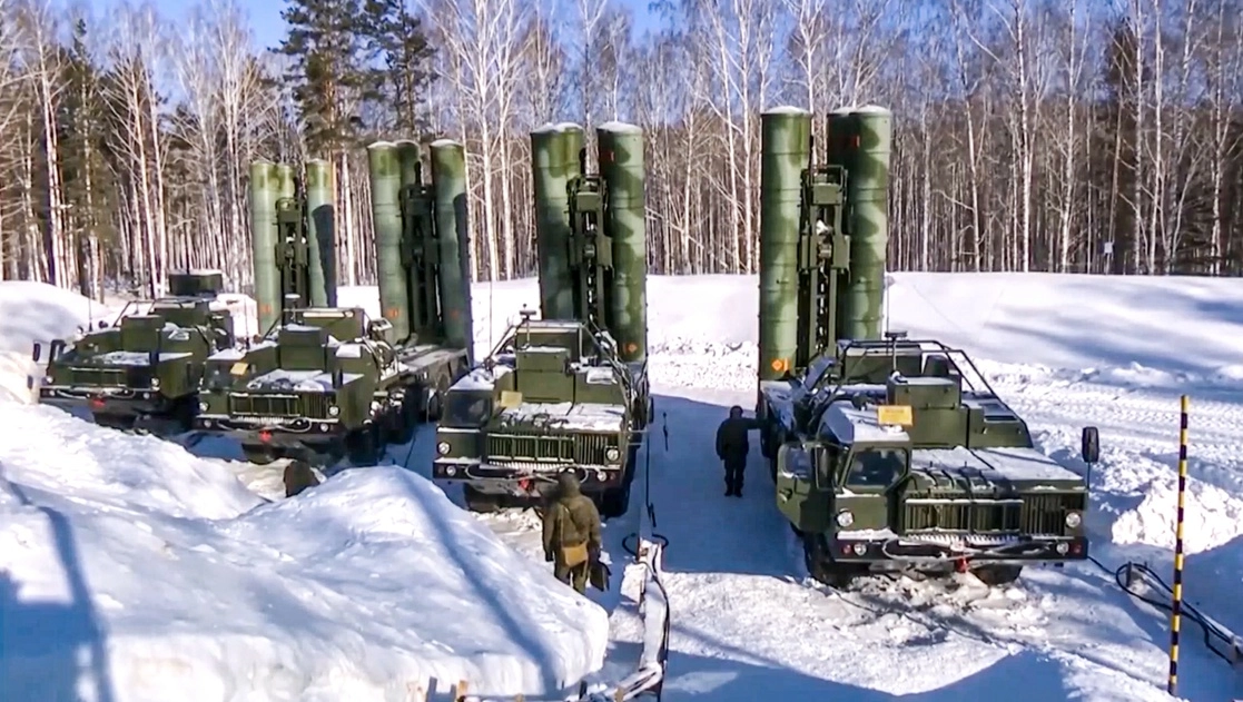 El vídeo del organismo militar muestra que un batallón de sistemas consta de 12 vehículos de combate, cada uno de los cuales puede transportar 12 misiles antiaéreos. Foto Ap